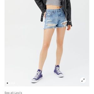 Levi’s distresses short